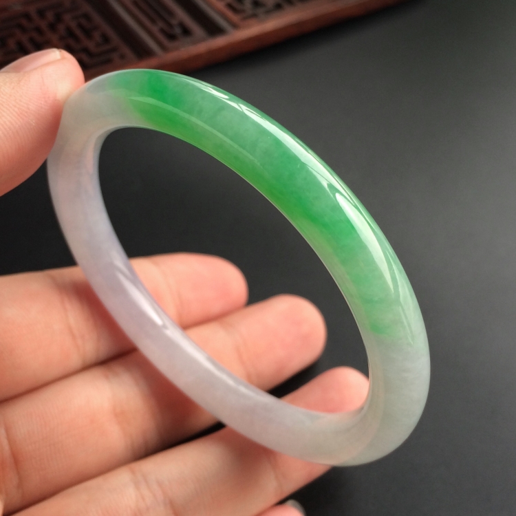 (超值推荐)糯冰种春带彩圆条手镯(53.6mm)