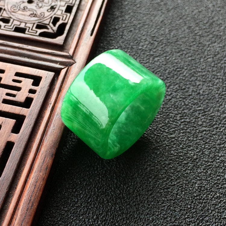(超值推荐)糯冰种翠绿路路通挂件