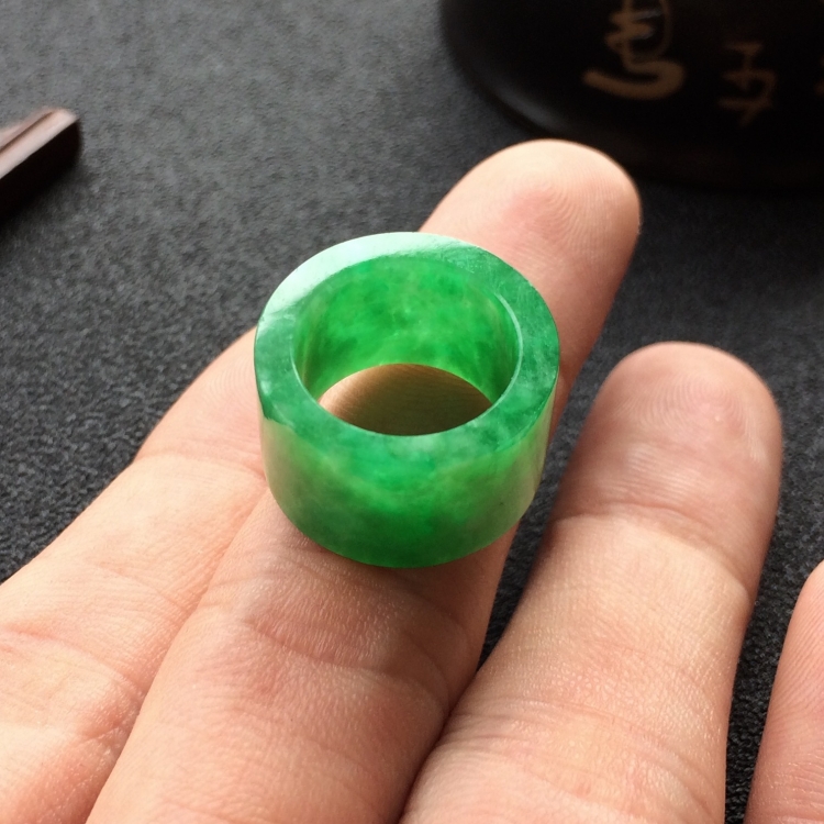 (超值推荐)糯冰种翠绿路路通挂件