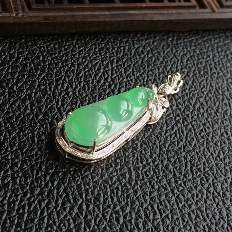 (超值推荐)冰种略飘翠镶白金钻石福豆胸坠