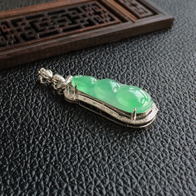 (超值推荐)冰种略飘翠镶白金钻石福豆胸坠