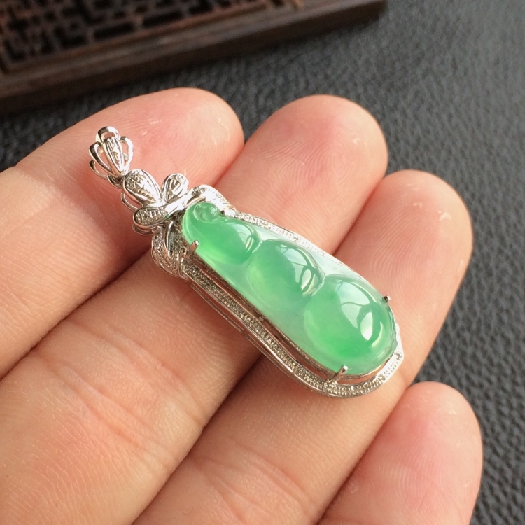 (超值推荐)冰种略飘翠镶白金钻石福豆胸坠