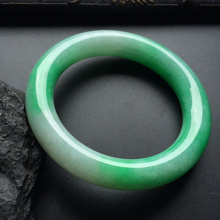 （超值推荐）糯冰种飘翠圆条手镯（57.7mm）