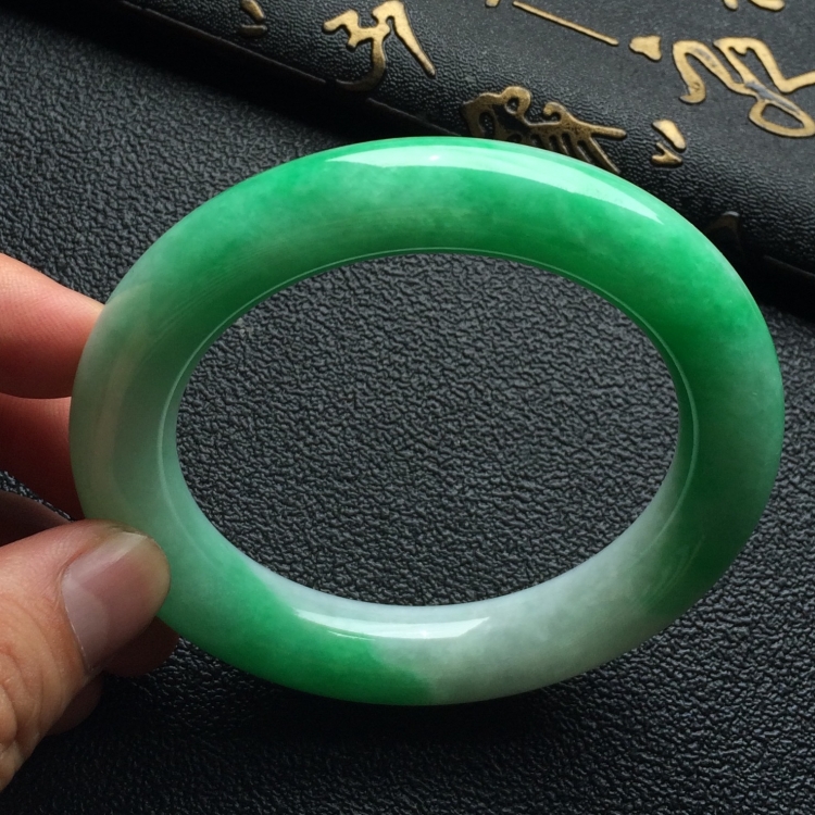 （超值推荐）糯冰种飘翠圆条手镯（57.7mm）