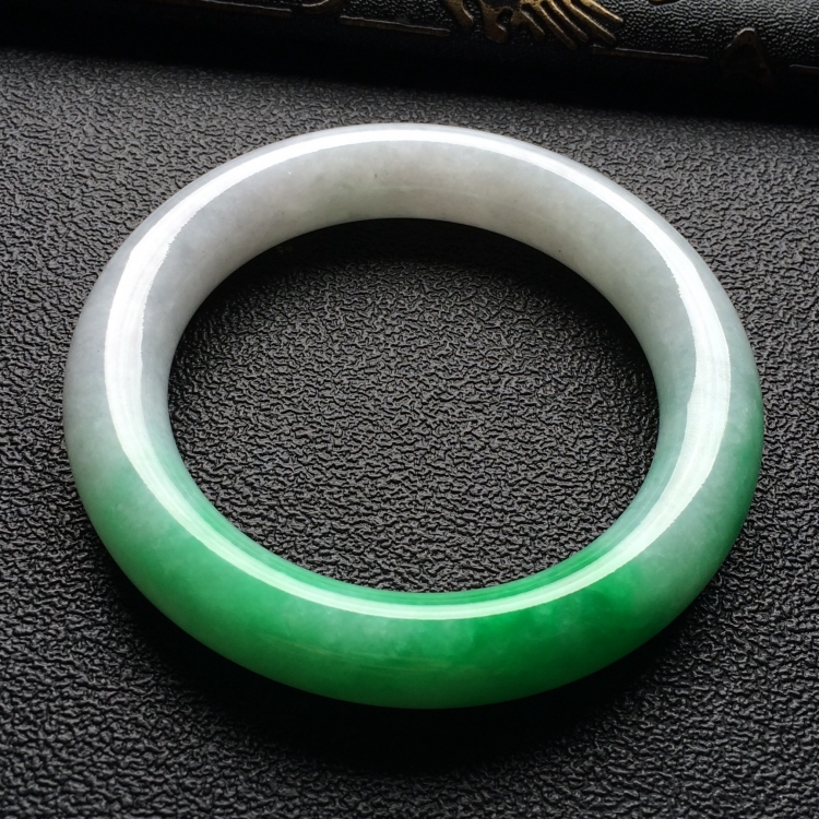 （超值推荐）糯冰种飘翠圆条手镯（56.6mm）