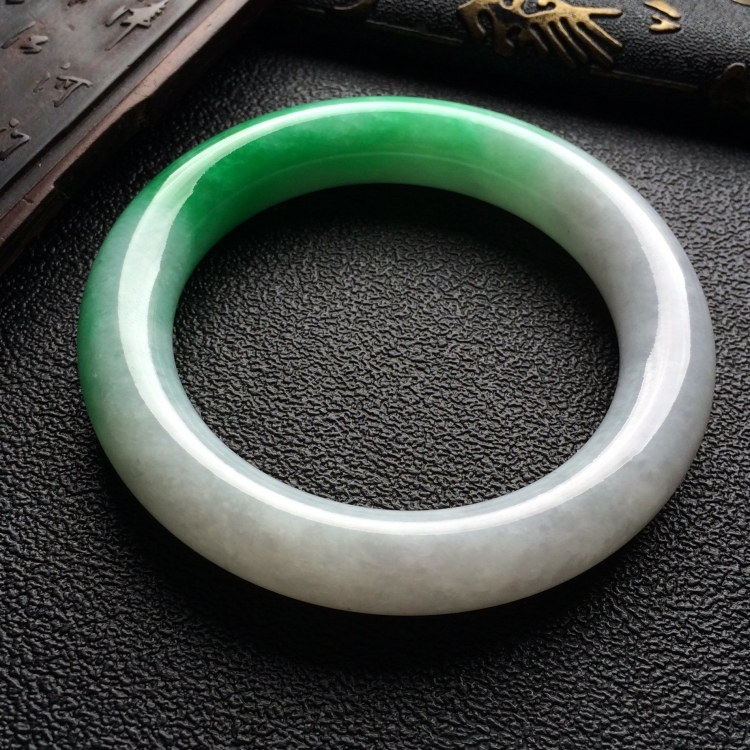 （超值推荐）糯冰种飘翠圆条手镯（56.6mm）