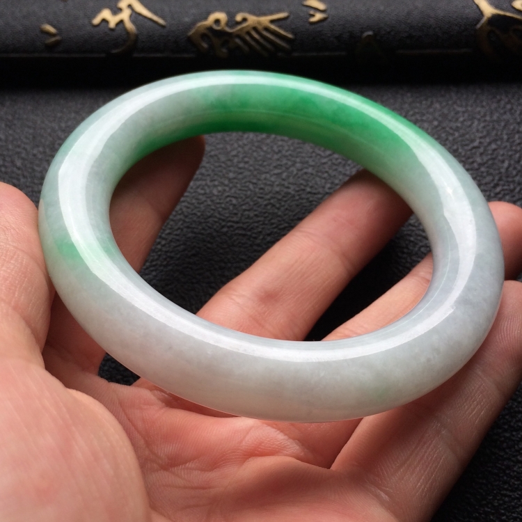 （超值推荐）糯冰种飘翠圆条手镯（56.6mm）