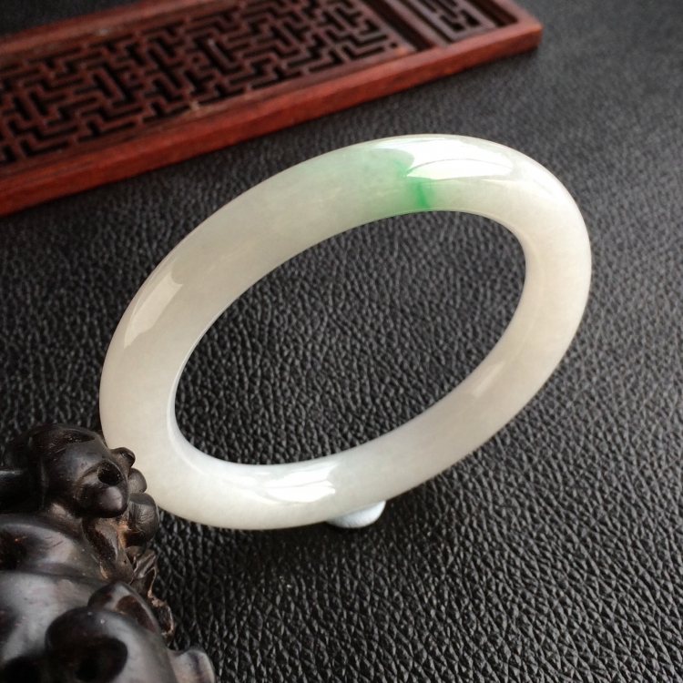 (超值推荐)糯冰种略飘翠圆条手镯(53.6mm)