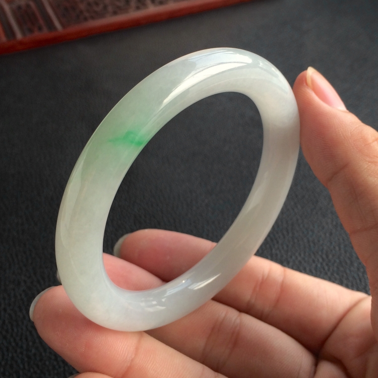 (超值推荐)糯冰种略飘翠圆条手镯(53.6mm)