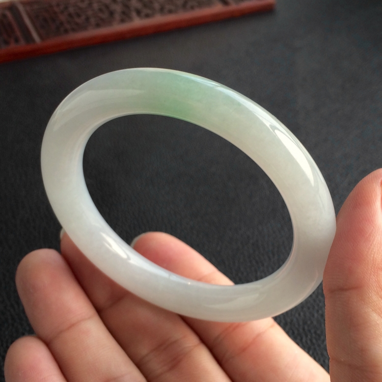 (超值推荐)糯冰种略飘翠圆条手镯(53.6mm)