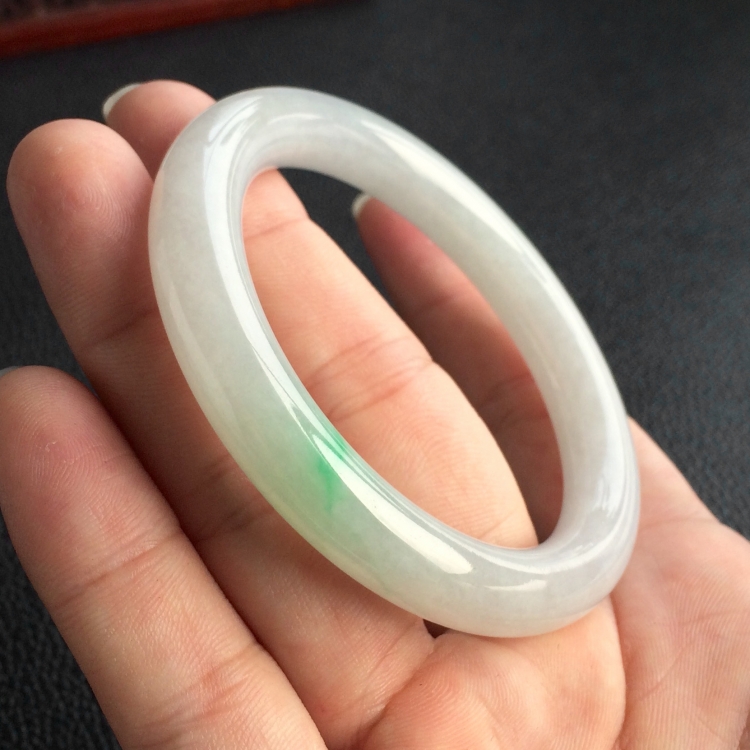 (超值推荐)糯冰种略飘翠圆条手镯(53.6mm)