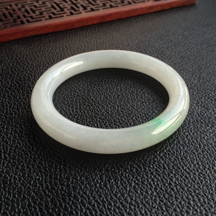(超值推荐)糯冰种略飘翠圆条手镯(53.6mm)