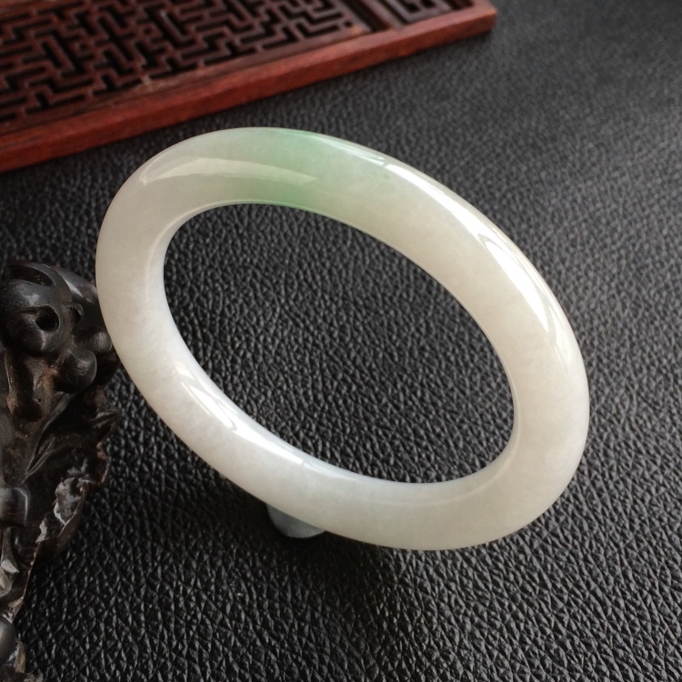 (超值推荐)糯冰种略飘翠圆条手镯(53.6mm)