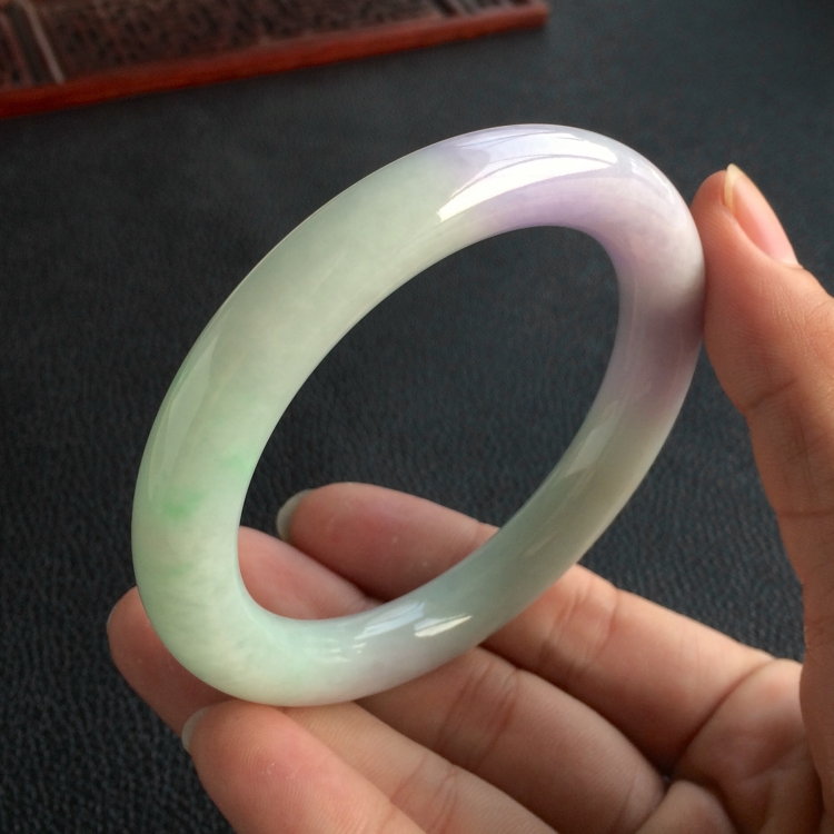 (超值推荐)糯冰种春带彩圆条手镯(57.5mm)