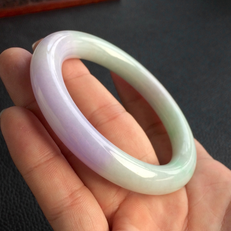 (超值推荐)糯冰种春带彩圆条手镯(57.5mm)