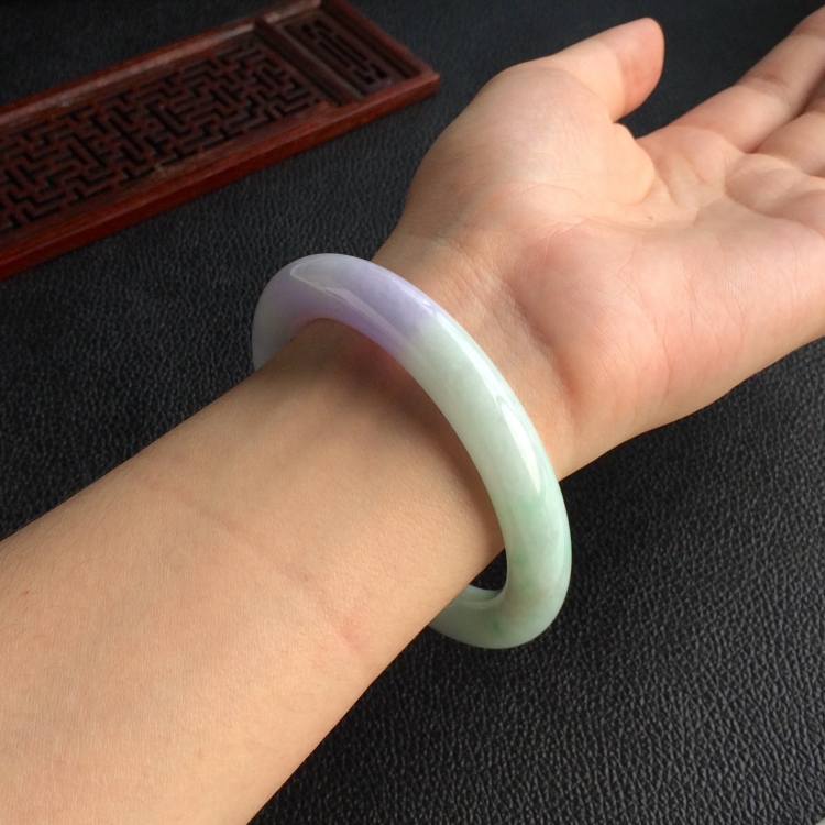 (超值推荐)糯冰种春带彩圆条手镯(57.5mm)