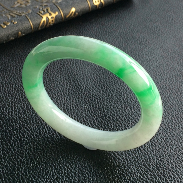 (超值推荐)糯冰种飘翠圆条手镯(52.3mm)