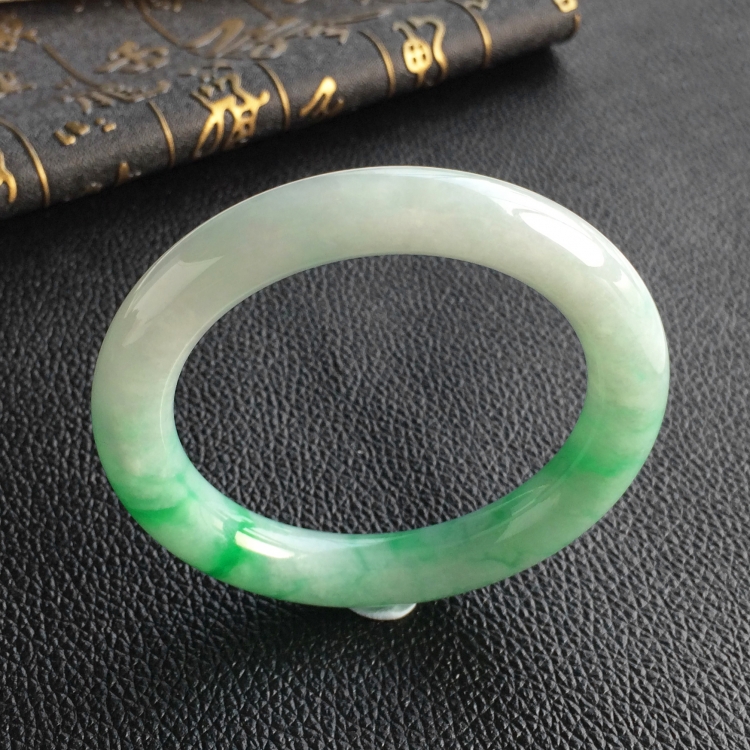 (超值推荐)糯冰种飘翠圆条手镯(52.3mm)