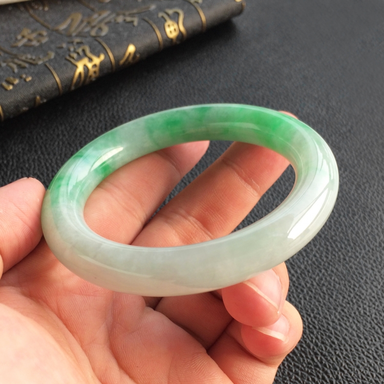 (超值推荐)糯冰种飘翠圆条手镯(52.3mm)