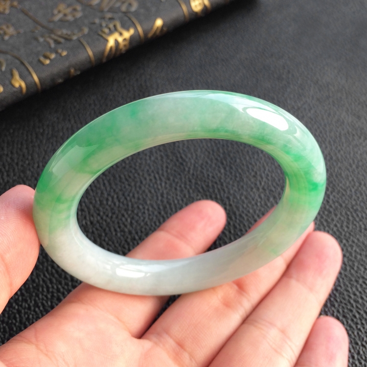 (超值推荐)糯冰种飘翠圆条手镯(52.3mm)