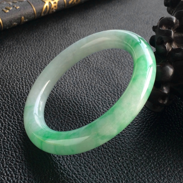 (超值推荐)糯冰种飘翠圆条手镯(52.3mm)