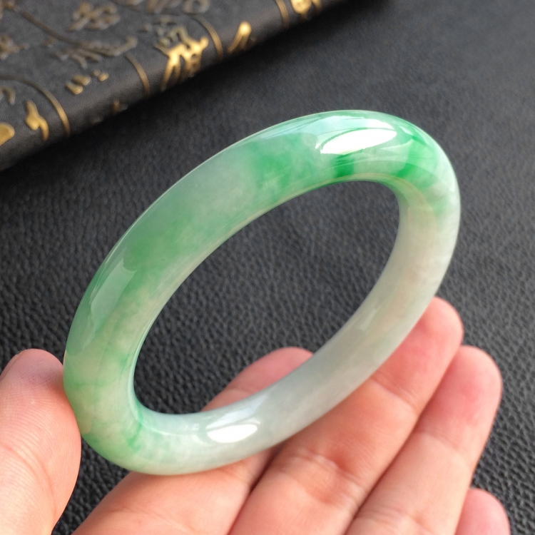 (超值推荐)糯冰种飘翠圆条手镯(52.3mm)