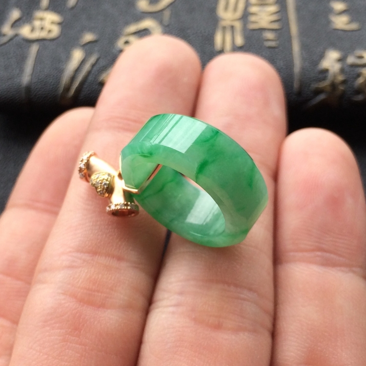 (超值推荐)糯冰种飘翠镶玫瑰金钻石平安环胸坠