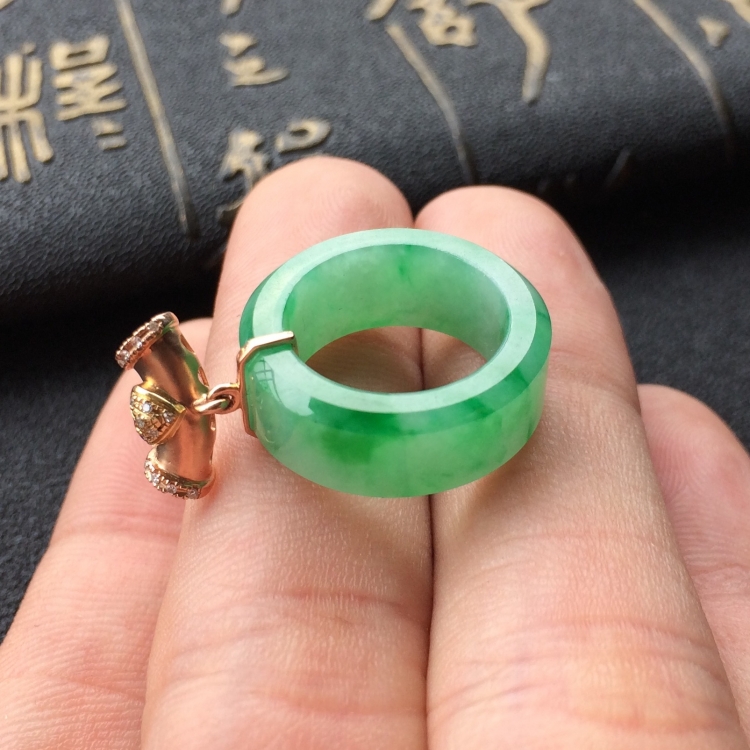 (超值推荐)糯冰种飘翠镶玫瑰金钻石平安环胸坠