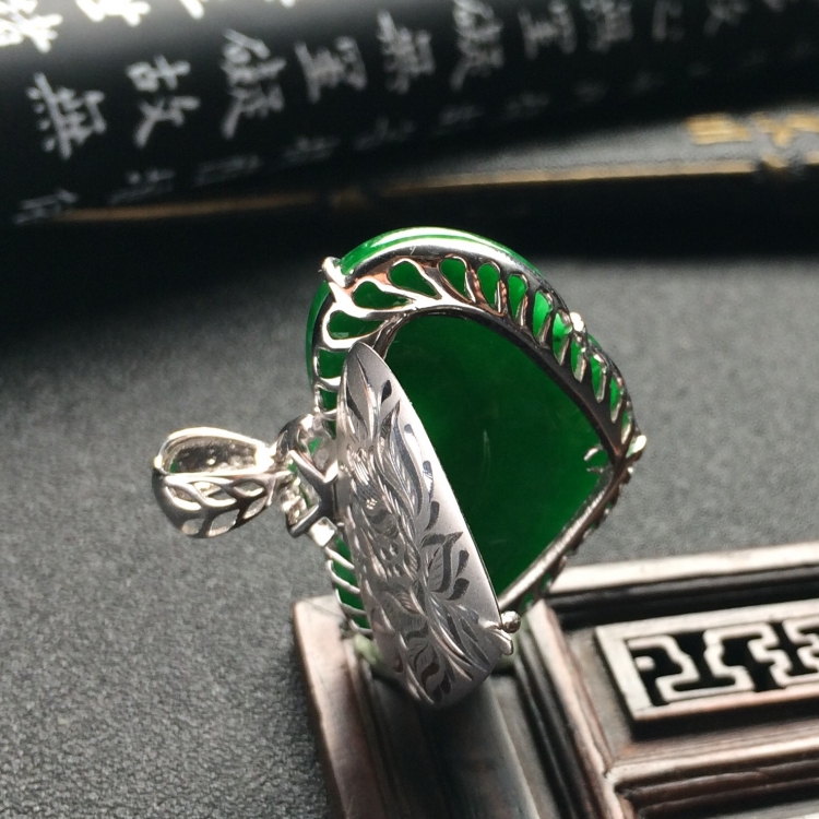 （超值推荐）糯冰种浓绿镶白金钻石如意胸坠