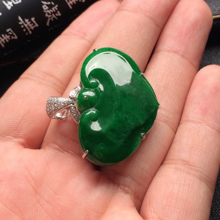 （超值推荐）糯冰种浓绿镶白金钻石如意胸坠