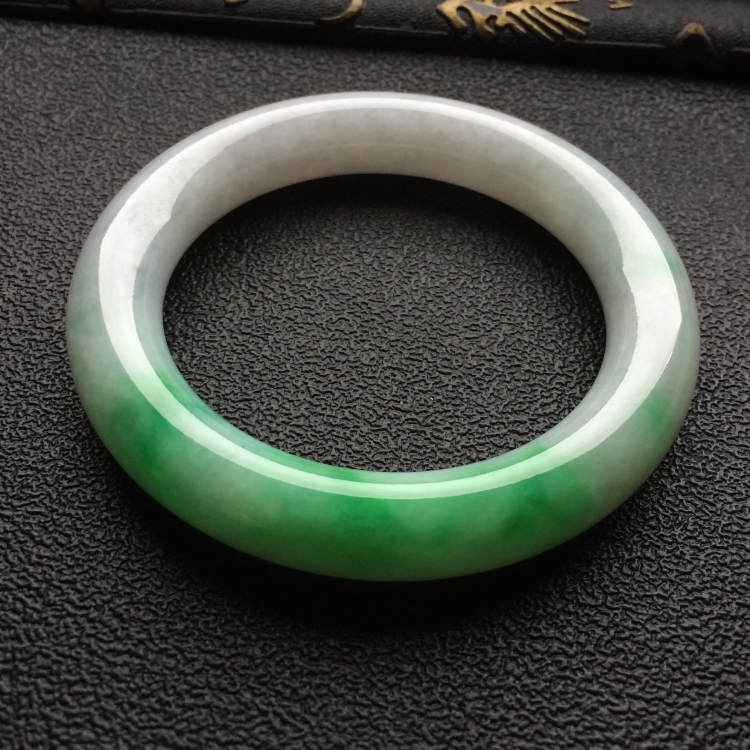 （超值推荐）糯冰种飘翠圆条手镯（56.7mm）