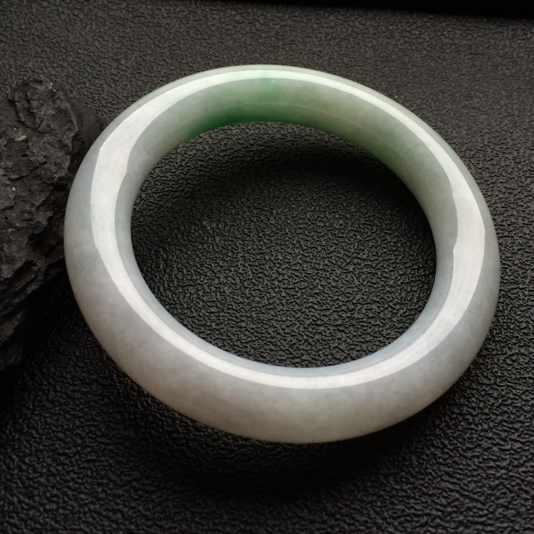 （超值推荐）糯冰种飘翠圆条手镯（56.7mm）