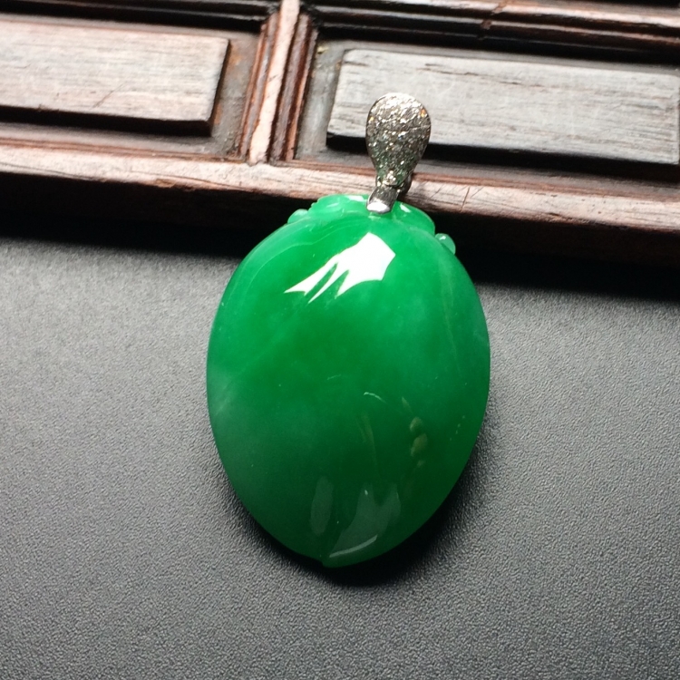 （超值推荐）糯冰种翠色福瓜挂件（金扣）