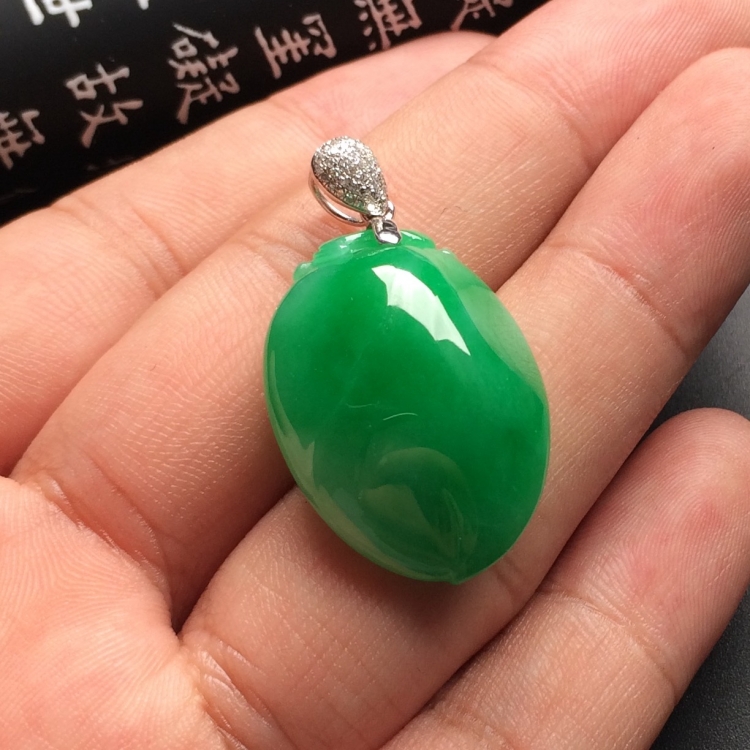 （超值推荐）糯冰种翠色福瓜挂件（金扣）