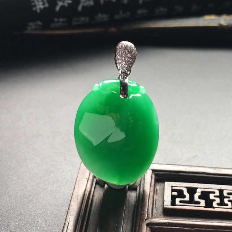 （超值推荐）糯冰种翠色福瓜挂件（金扣）