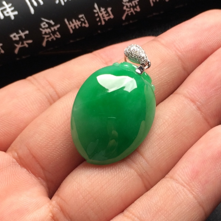 （超值推荐）糯冰种翠色福瓜挂件（金扣）