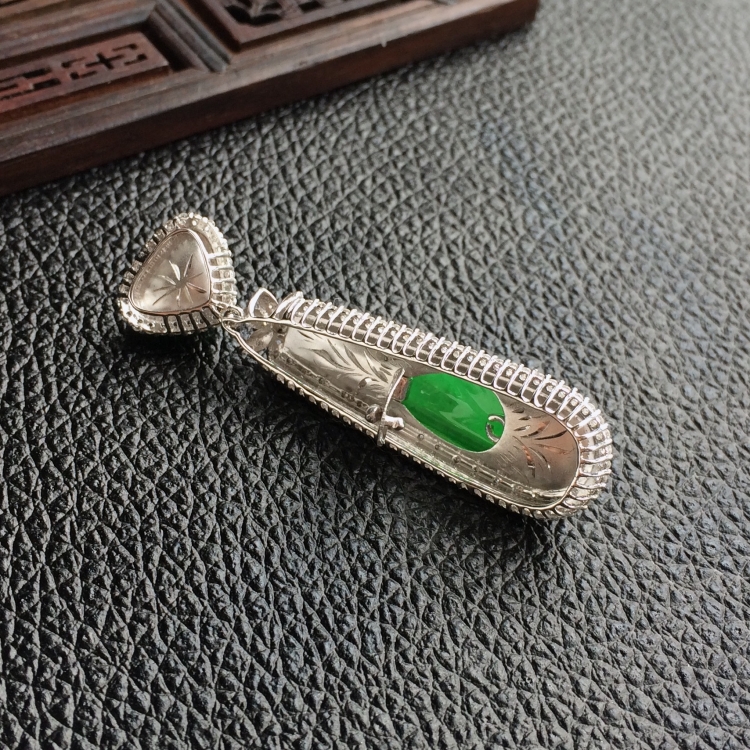 (超值推荐)冰种阳绿镶白金钻石胸坠