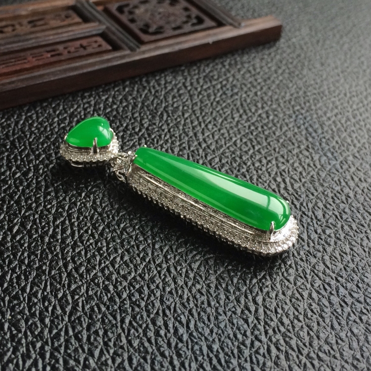 (超值推荐)冰种阳绿镶白金钻石胸坠