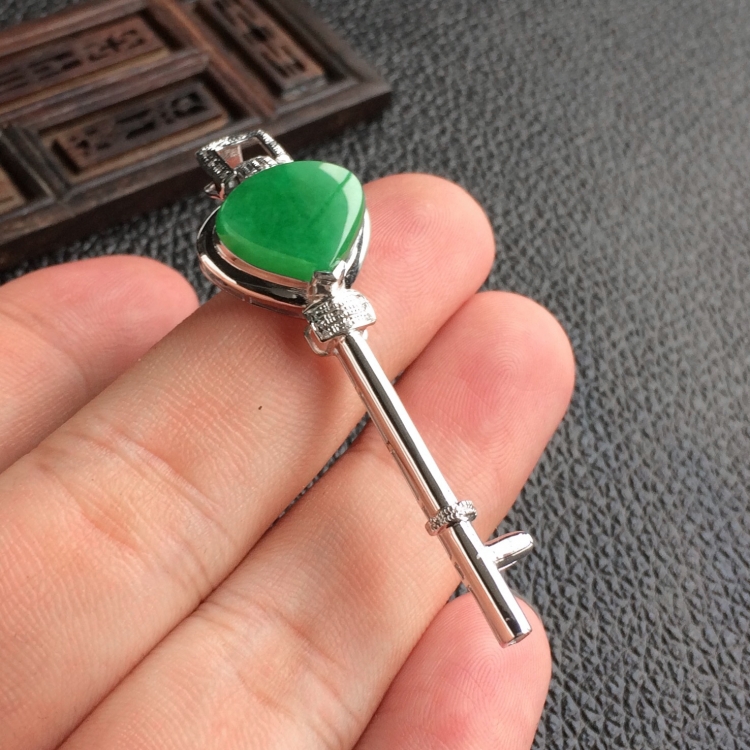 (超值推荐)糯冰种翠色镶白金钻石钥匙胸坠