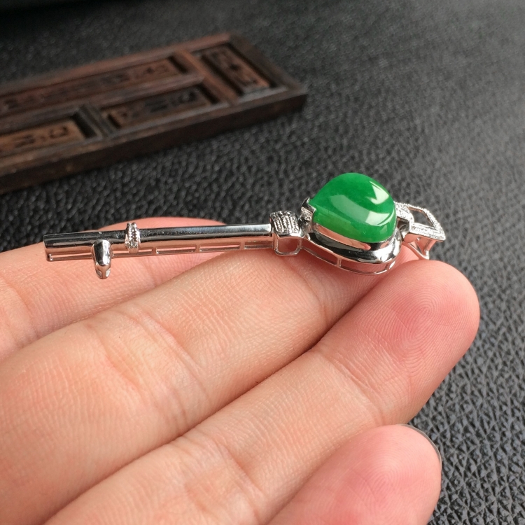 (超值推荐)糯冰种翠色镶白金钻石钥匙胸坠