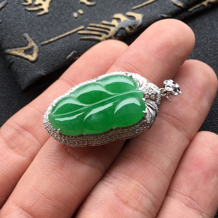 (超值推荐)糯冰种翠绿镶白金钻石玉叶胸坠