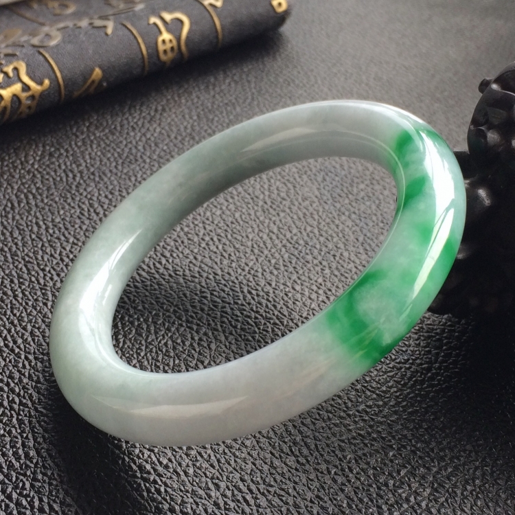 (超值推荐)糯冰种飘翠圆条手镯(56.1mm)