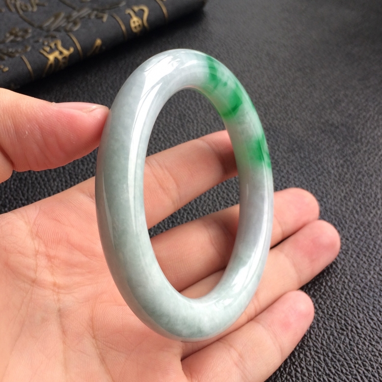 (超值推荐)糯冰种飘翠圆条手镯(56.1mm)