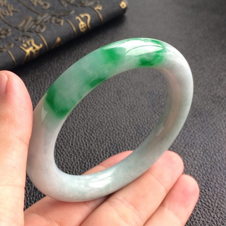 (超值推荐)糯冰种飘翠圆条手镯(56.1mm)