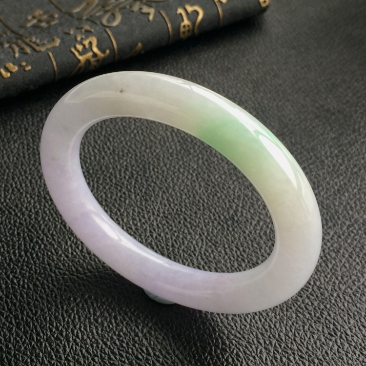 (超值推荐)糯冰种春带彩圆条手镯(55.4mm)