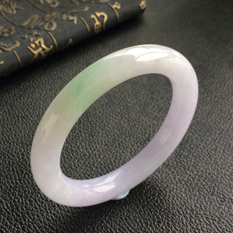 (超值推荐)糯冰种春带彩圆条手镯(55.4mm)