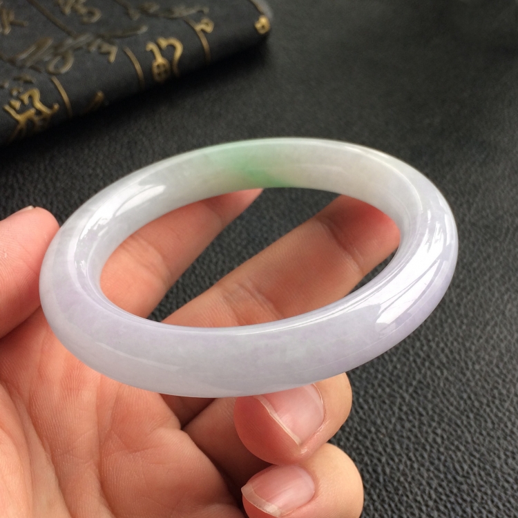 (超值推荐)糯冰种春带彩圆条手镯(55.4mm)