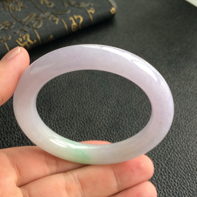 (超值推荐)糯冰种春带彩圆条手镯(55.4mm)