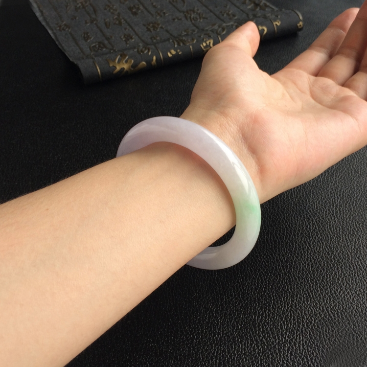 (超值推荐)糯冰种春带彩圆条手镯(55.4mm)