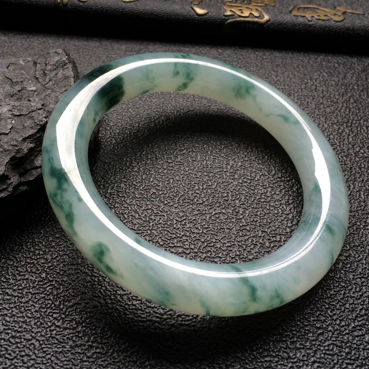 （超值推荐）糯冰种飘花圆条手镯（55.3mm）